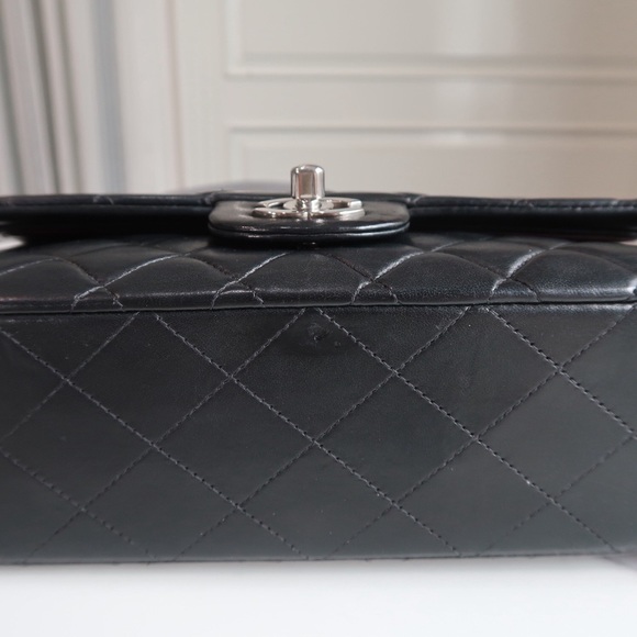 ❤️Chanel ❤️
Vintage Classic Double Flap Bag Quilted Lambskin Medium - Picture 12 of 17